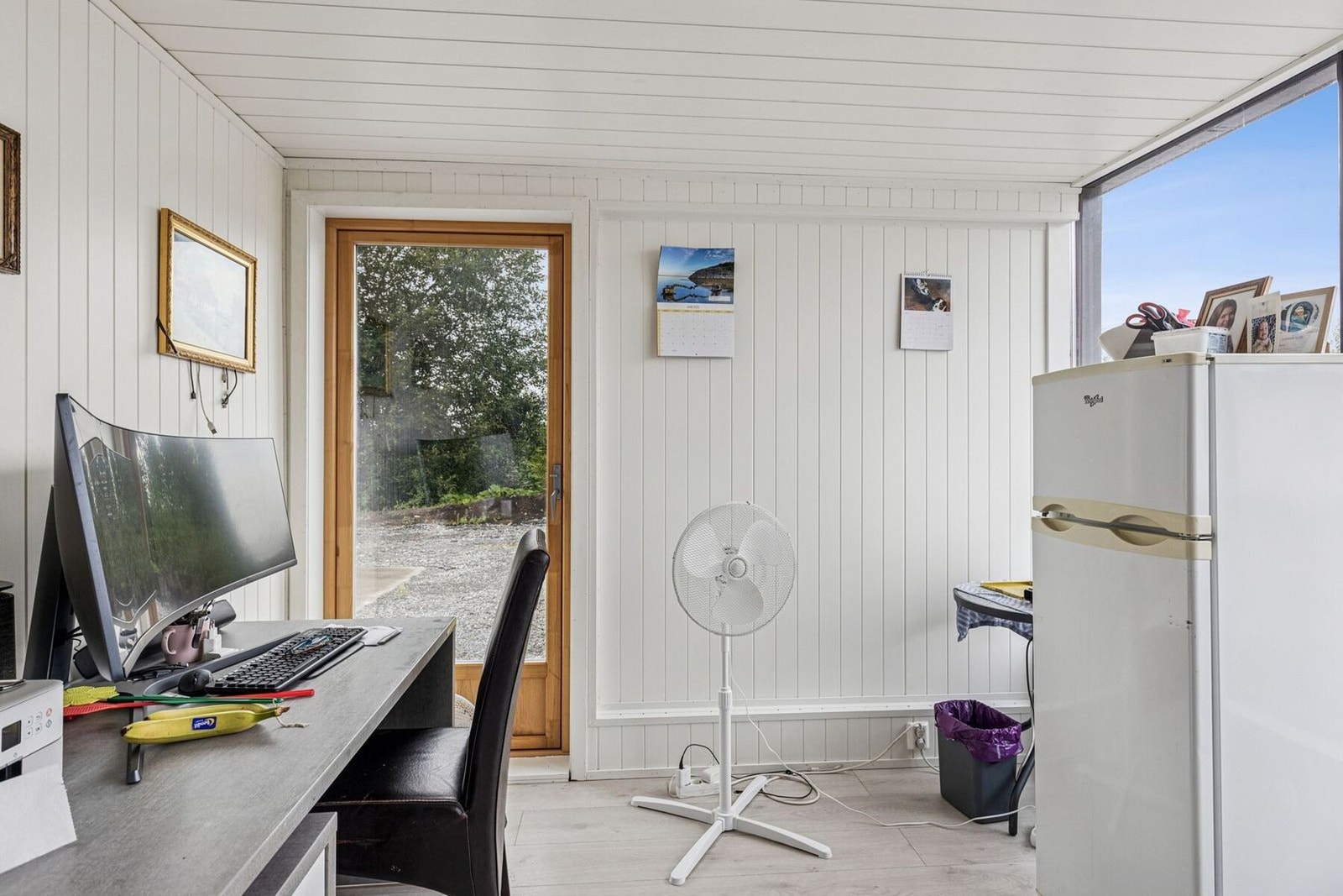 Store vindusflater gir godt med naturlig lys og bidrar til en åpen og luftig atmosfære. Galleribilde