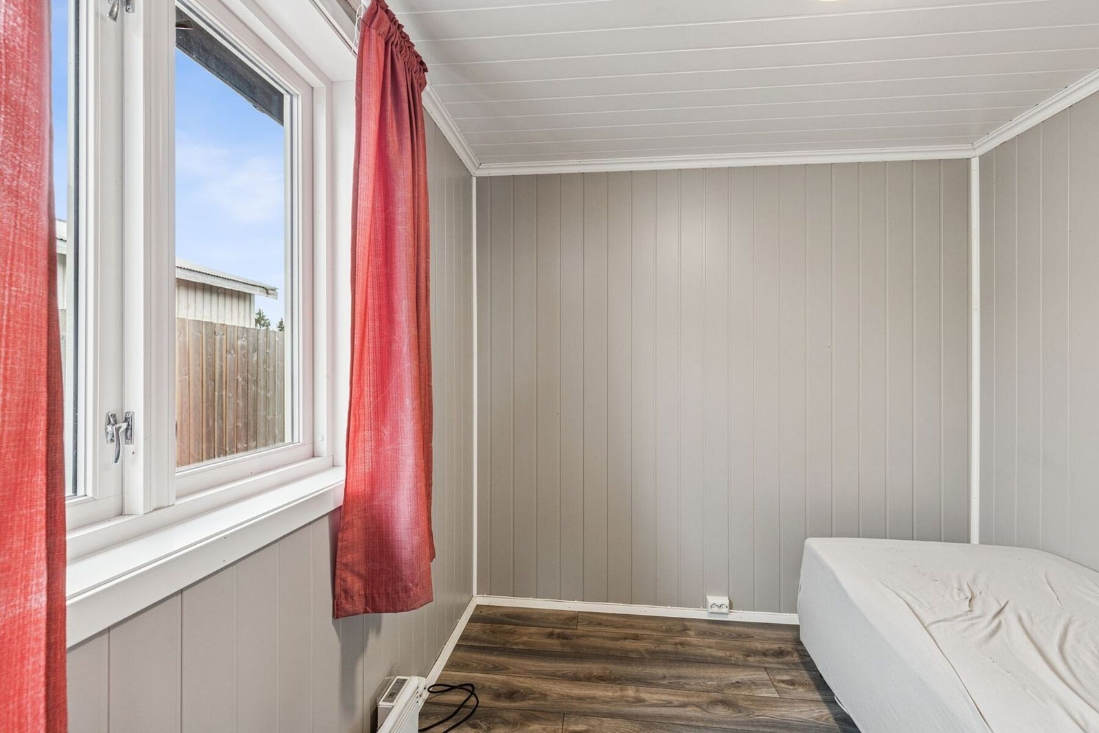 Det mindre soverommet egner seg godt som barnerom, gjesterom eller hjemmekontor, avhengig av behov. Galleribilde