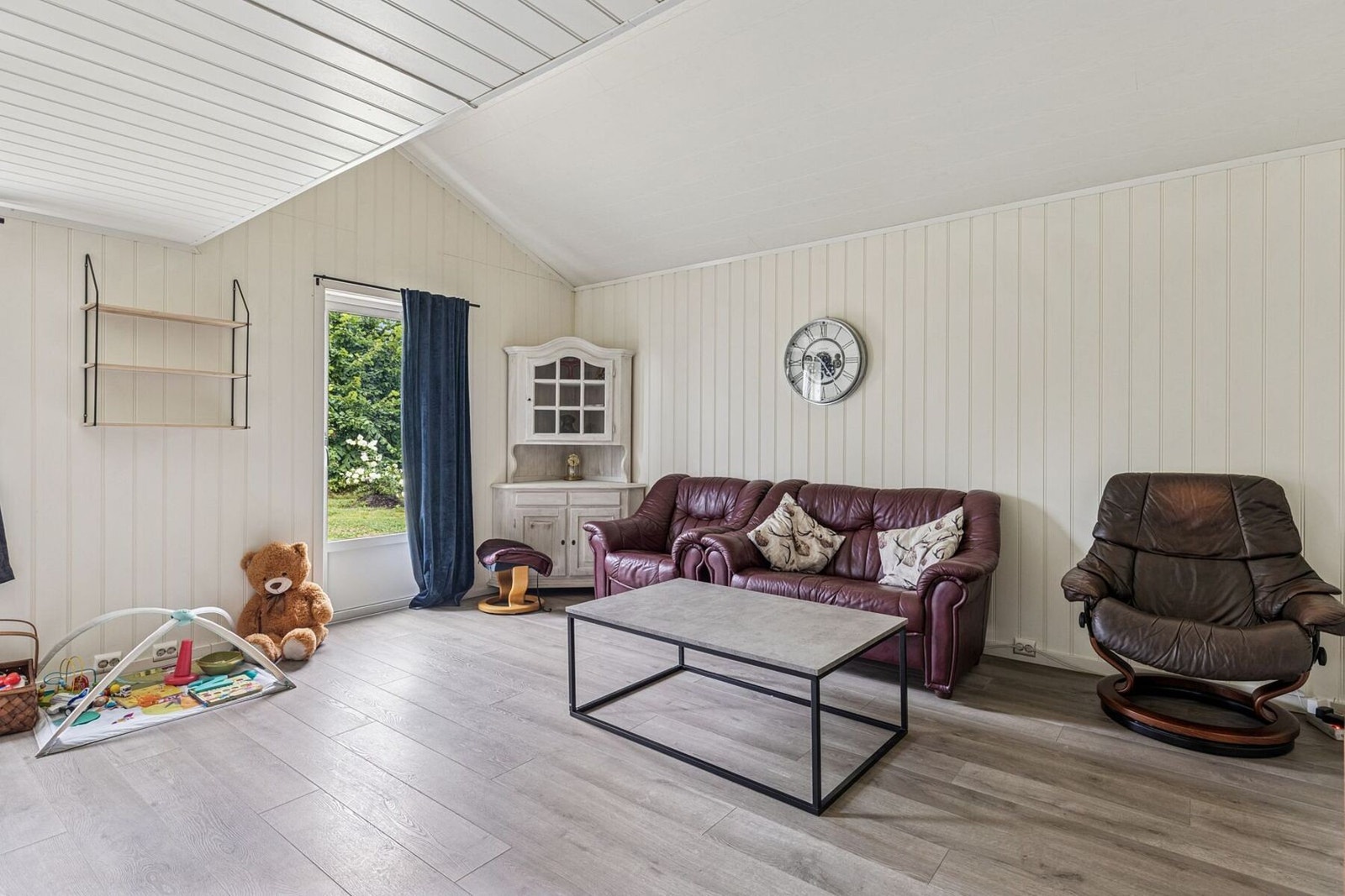 Rommet har en praktisk utforming med god plass til både sofagruppe og spiseplass, og takhøyden bidrar til en ekstra romfølelse. Galleribilde