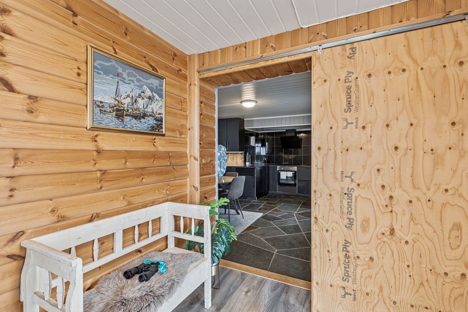 Entré med plass til å henge fra seg sko og yttertøy. Galleribilde