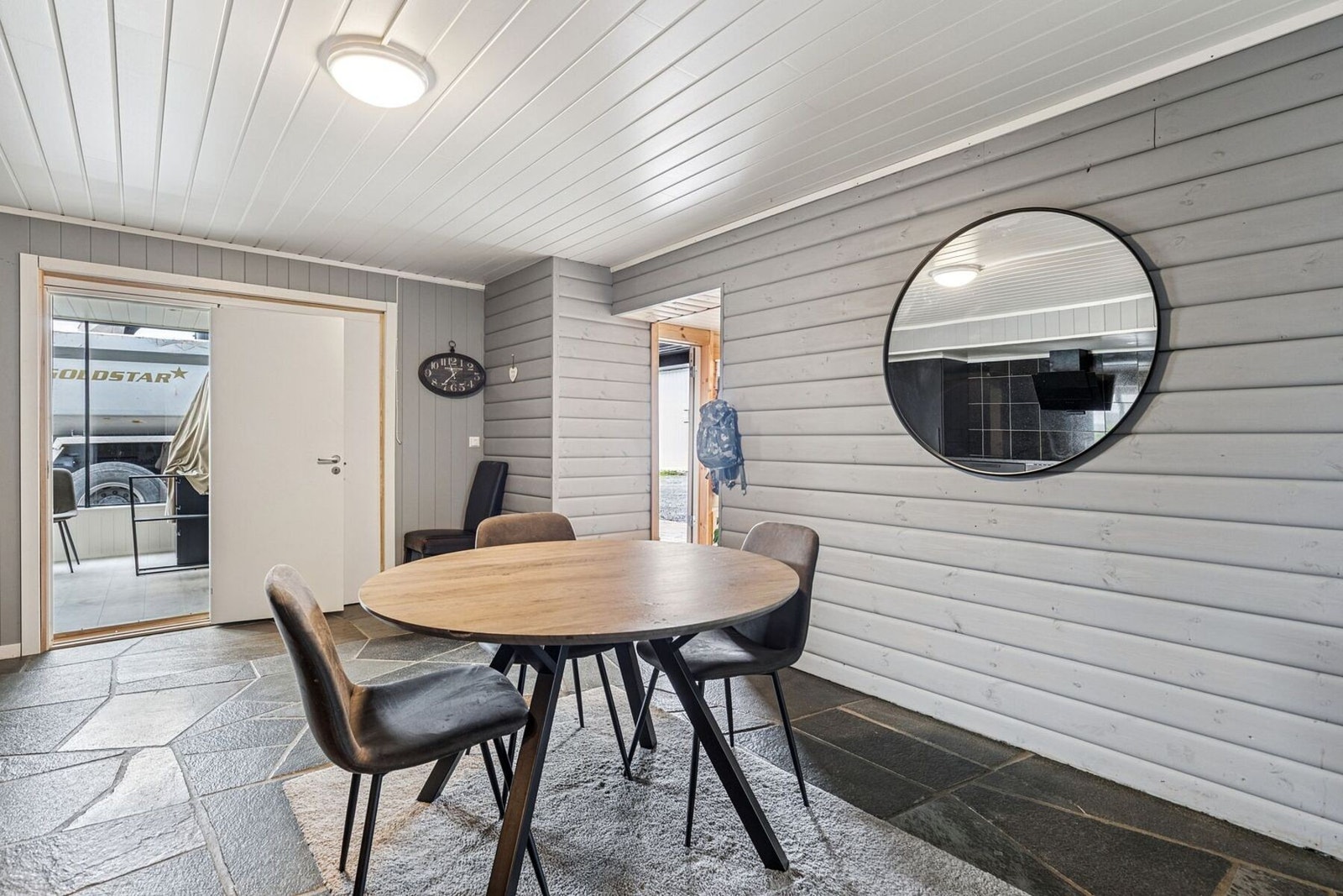 Planløsningen gir god plass til spisebord, og rommet fungerer som et naturlig samlingspunkt for både hverdag og fest. Galleribilde