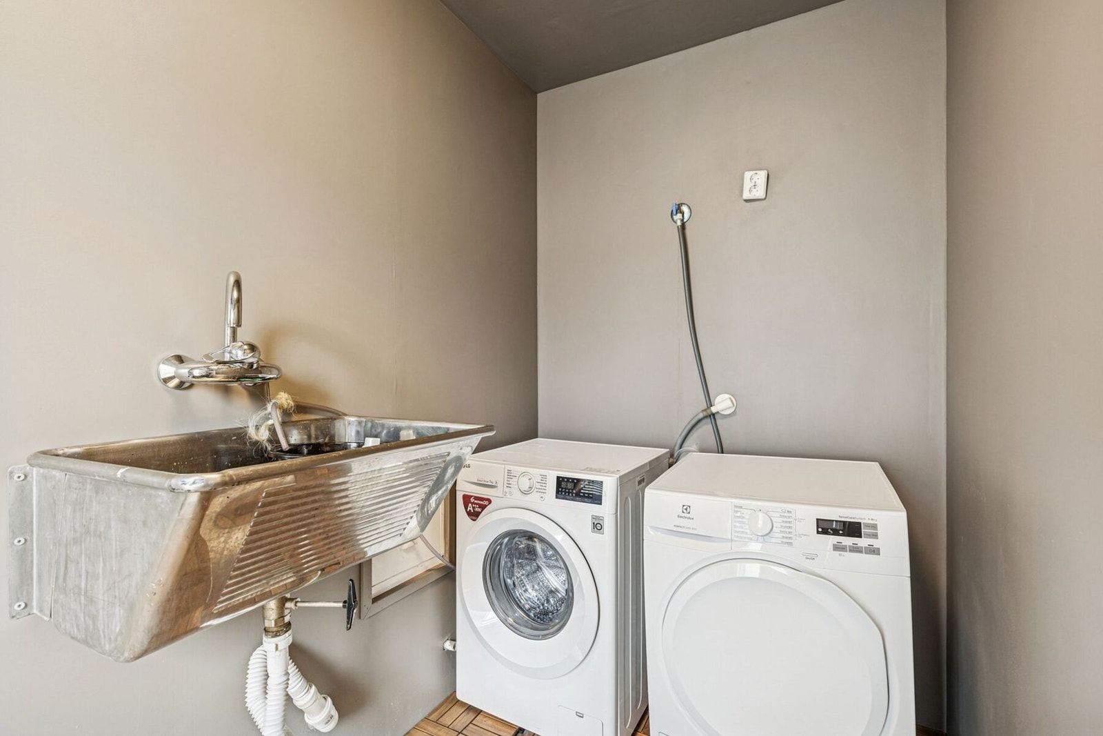 Vaskerommet er praktisk utformet og gir en funksjonell løsning for husstanden. Her finner du opplegg for både vaskemaskin og tørketrommel. Galleribilde