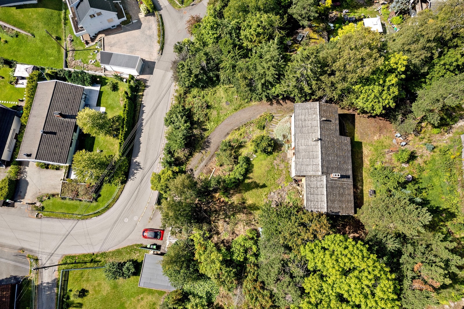 Tomten er skrånende mot syd med fantastisk utsikt og glimrende solforhold Galleribilde