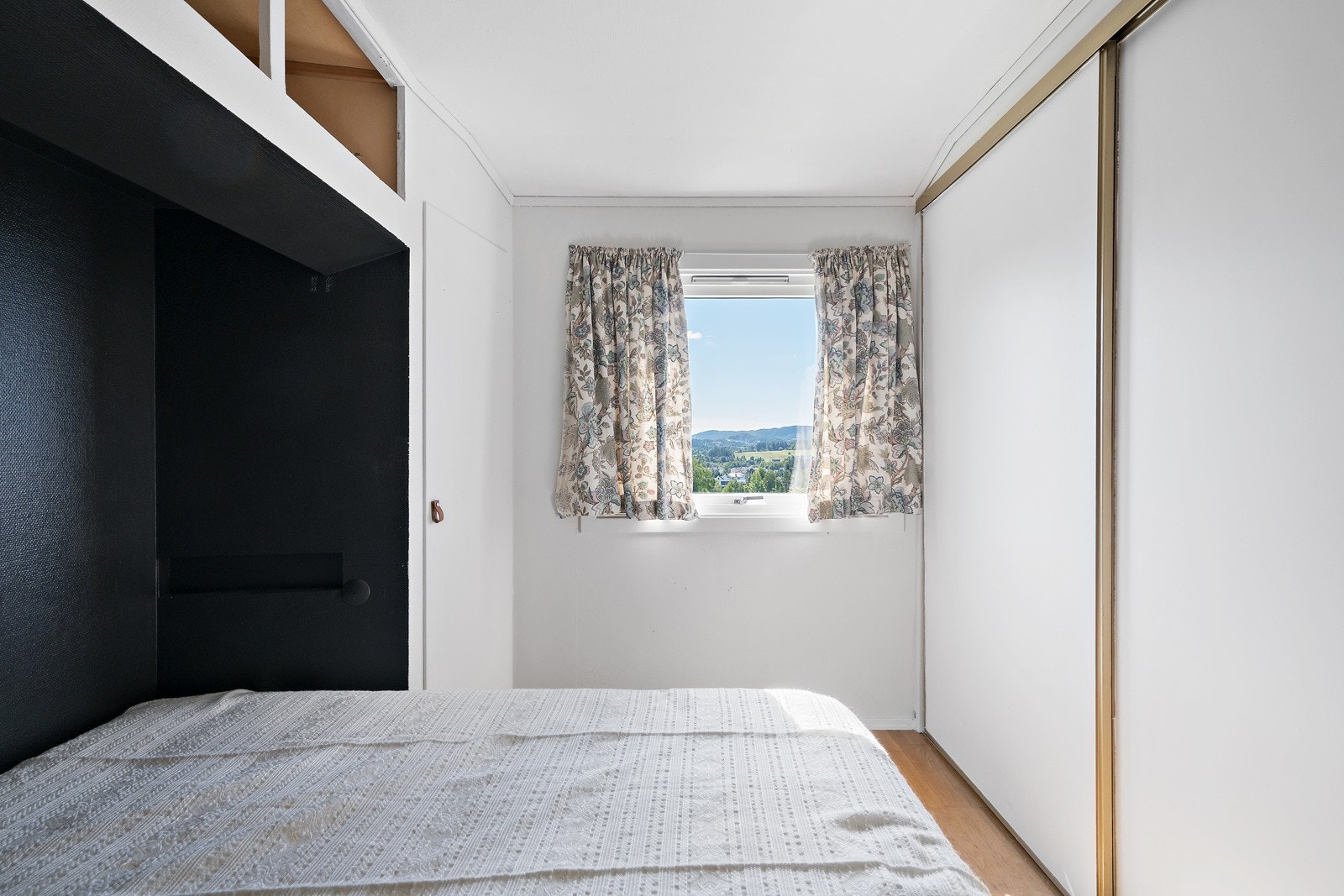 Det er 2/3 soverom i 1.etasje og 1 soverom i u.etasjen Galleribilde