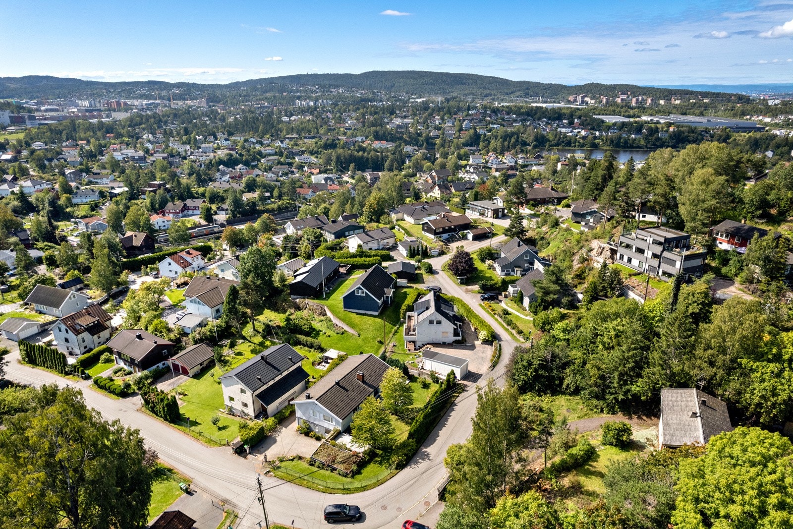Hanaborg togstasjon kun 4 minutters gange unna. Flotte turmuligheter i marka på oversiden av boligfeltet Galleribilde