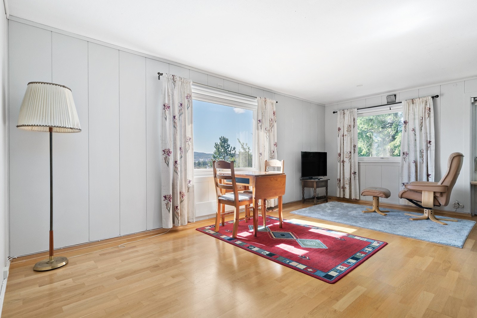 1.etasje inneholder 2 stuer, 2 soverom, bad og kjøkken. Galleribilde