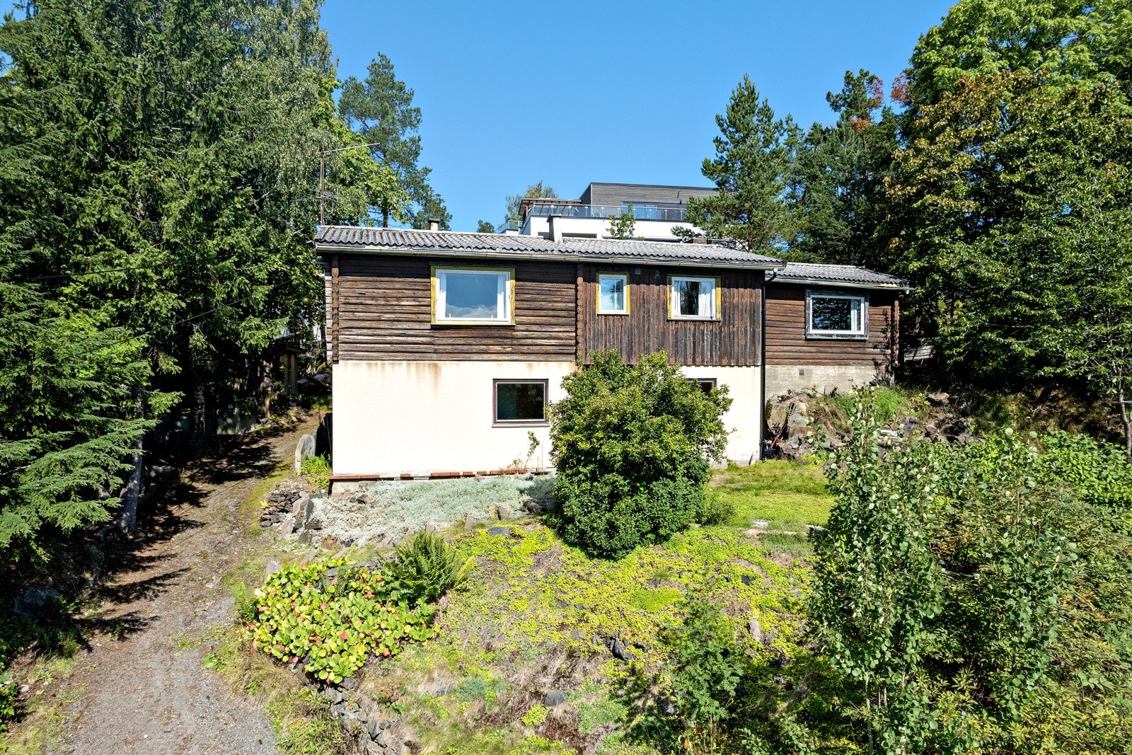 Hel horisontaldelt tomannsbolig fra ca 1958 med 3 stuer, 2 bad, 2 kjøkken og 3-4 soverom Galleribilde