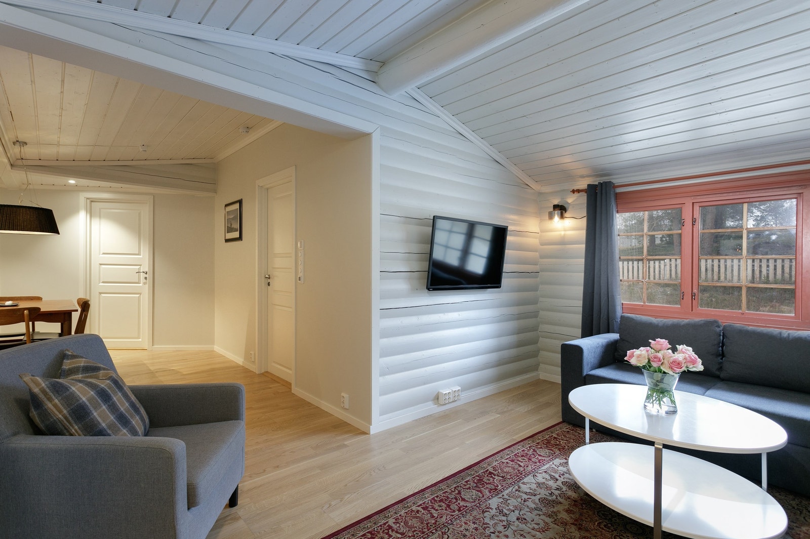 Stue med åpen løsning mot kjøkken og spiseplass Galleribilde