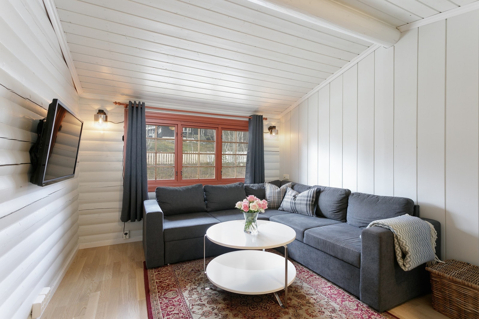 Koselig stue med malte overflater og god takhøyde med skråhimling Galleribilde