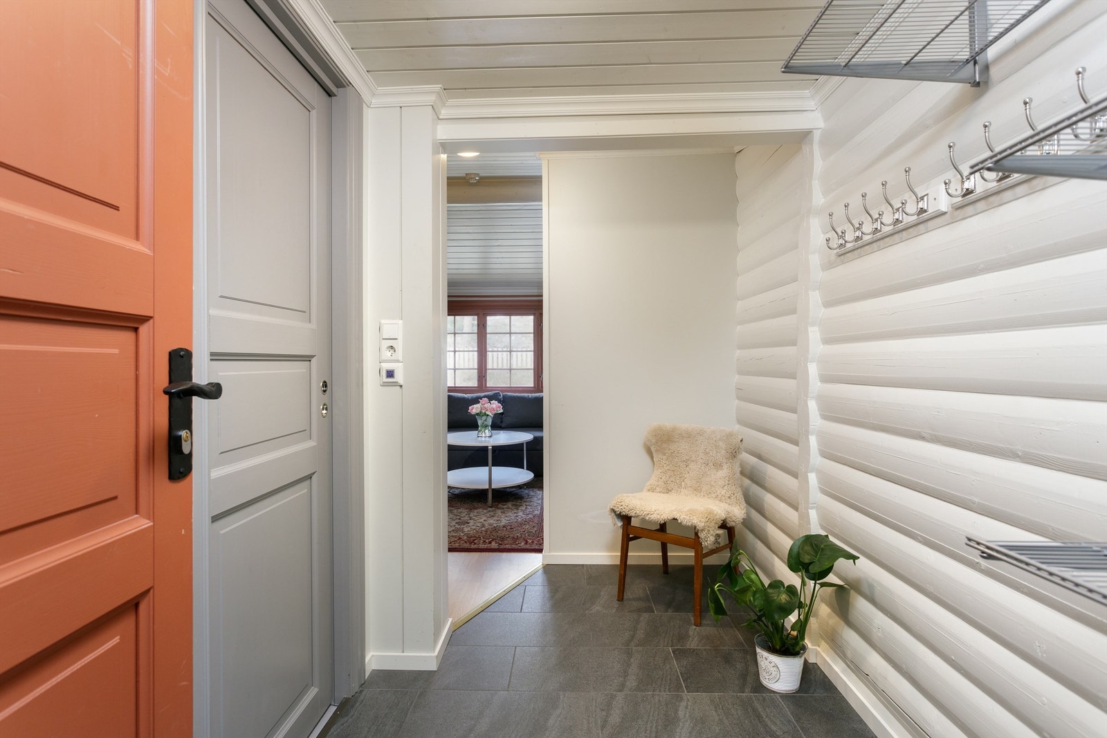 Fra gang mto stye. Lyse overflater på vegger. Malte fyllingsdører Galleribilde