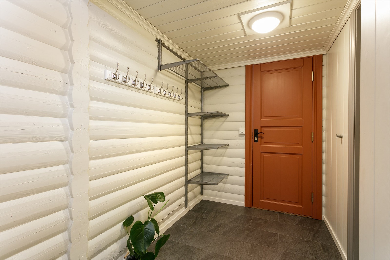 Vindfang/gang med flislagt gulv og god plass for yttertøy og sko Galleribilde