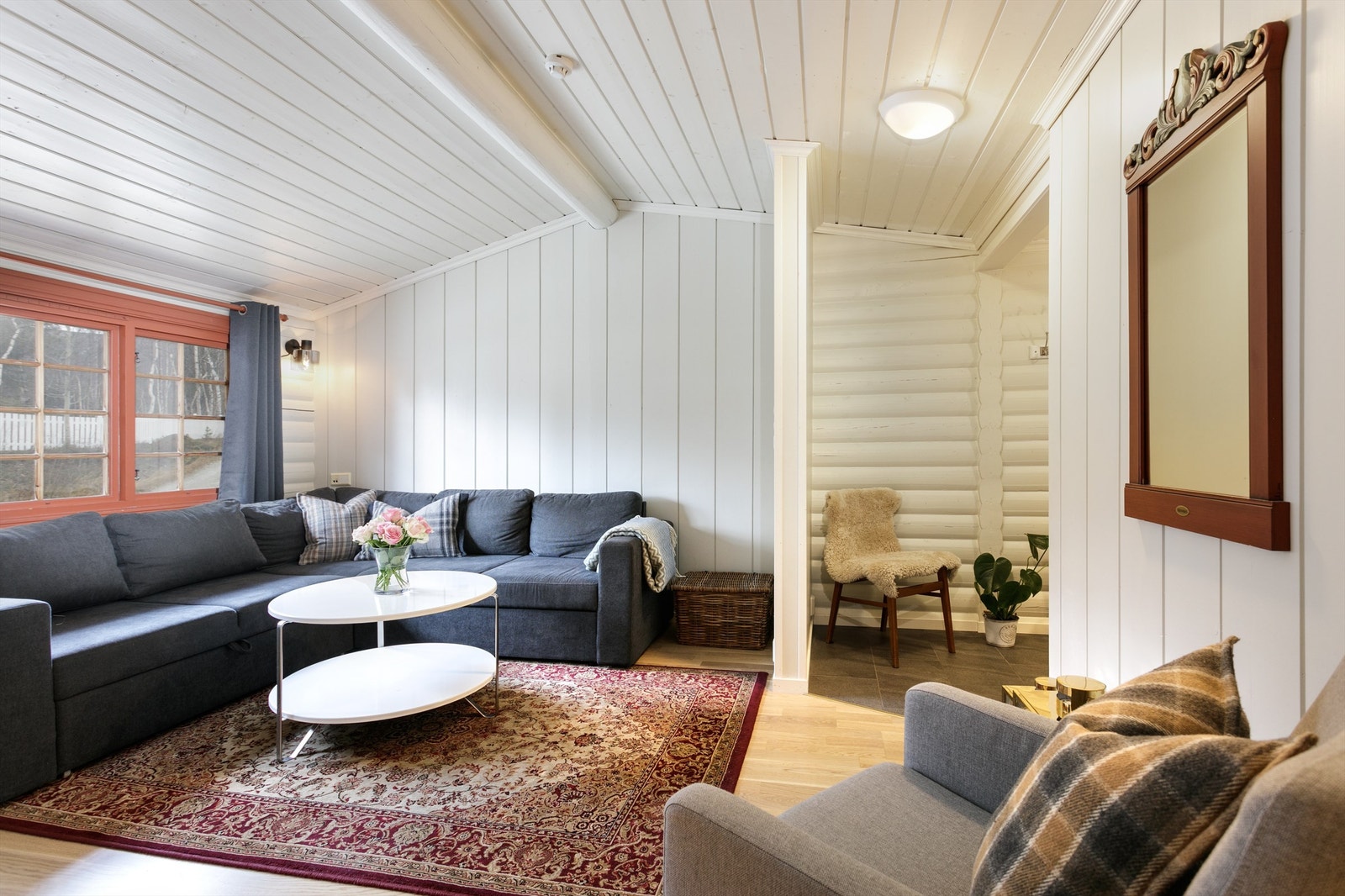 Stue med skråhimling og åpen løsning mot kjøkken Galleribilde