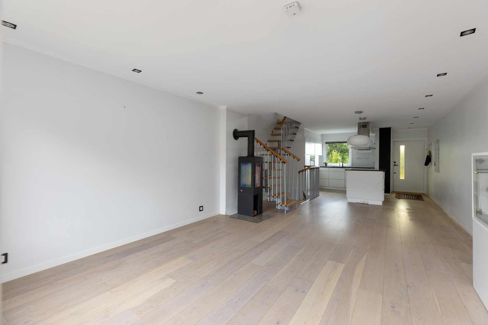Stuen er romslig med lyse gulv og vegger. Tak med downlights. Galleribilde
