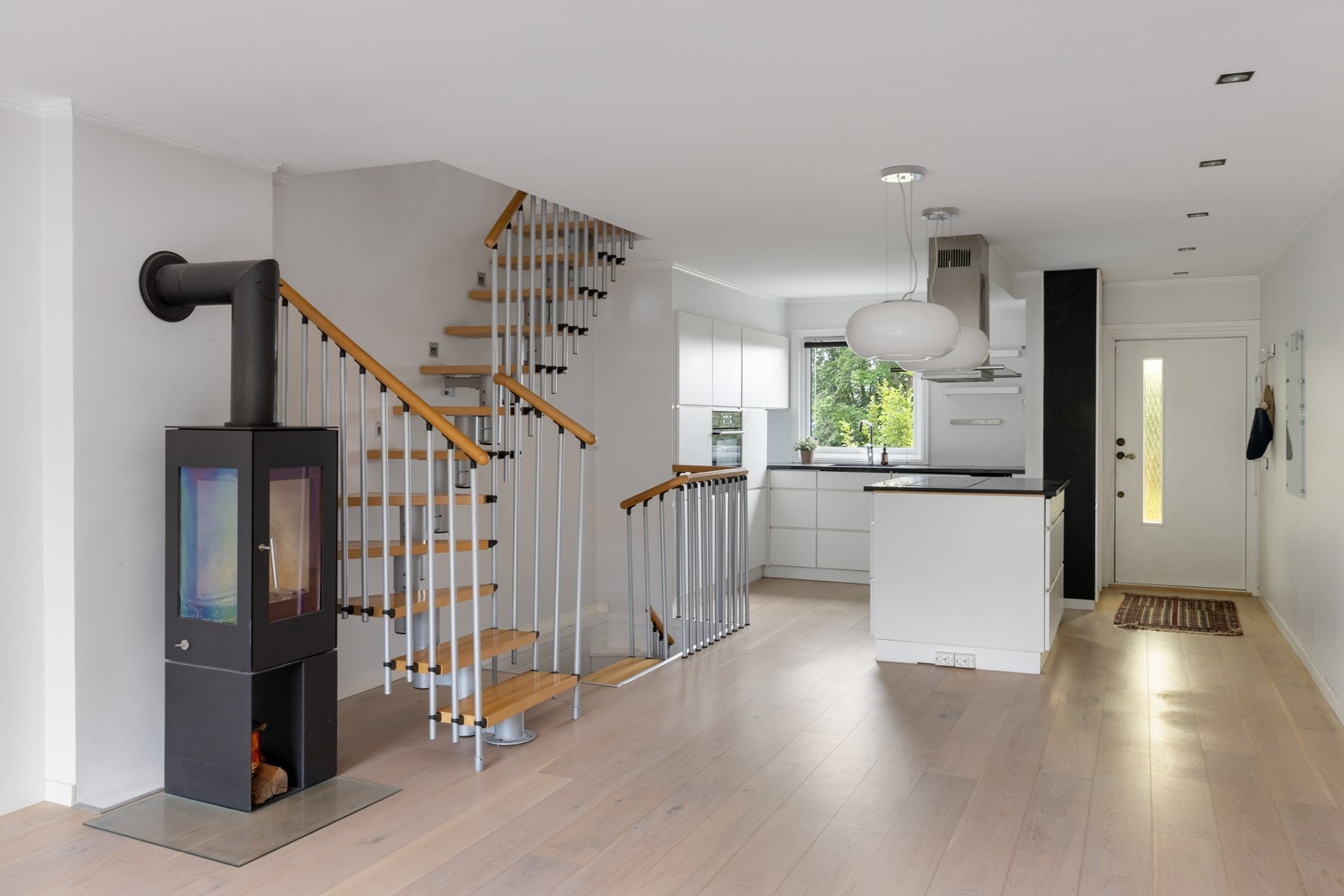 Moderne peis i stuen - denne gir god varme på kalde dager. Galleribilde