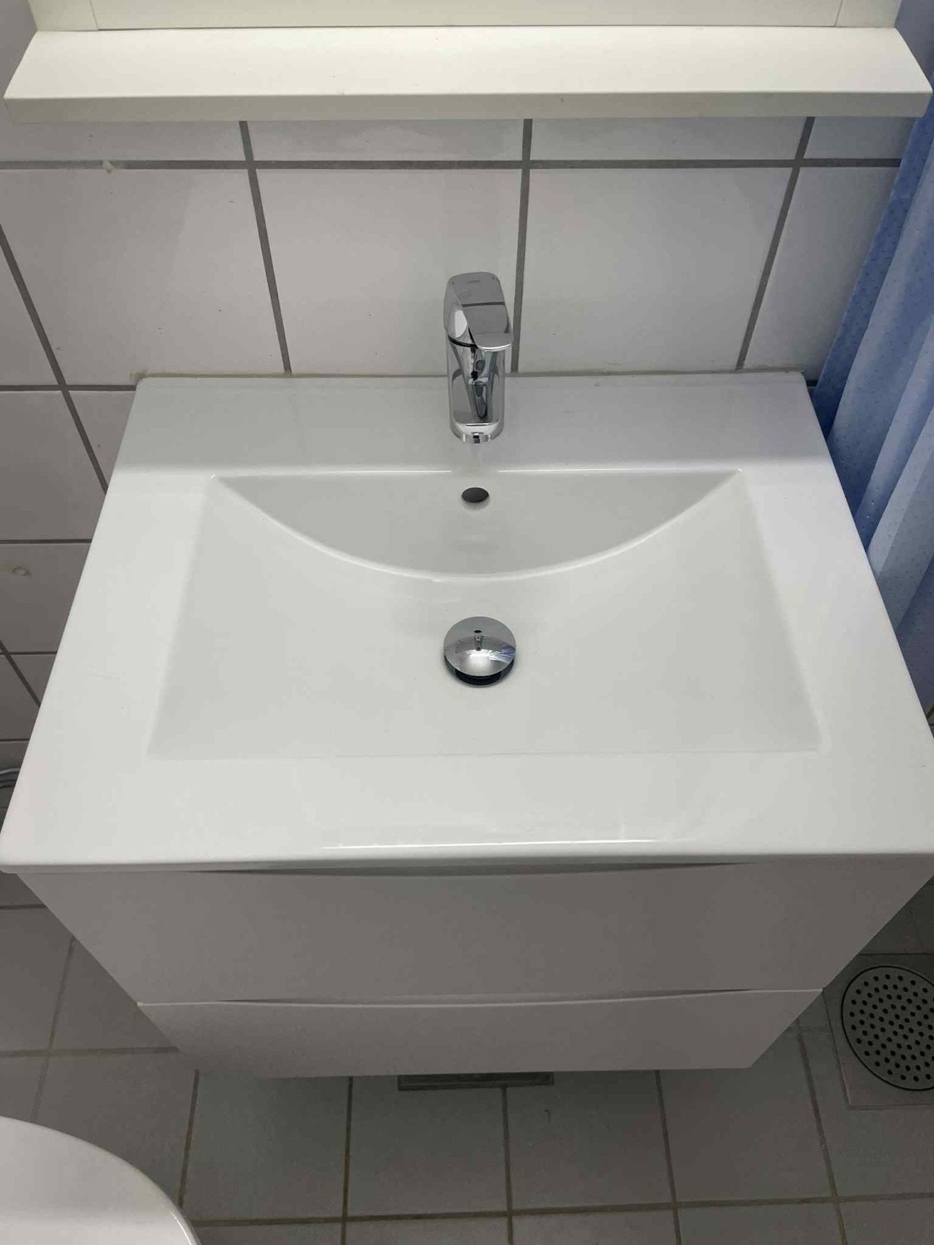 Selger har satt inn ny servant og baderomsinnredning Galleribilde