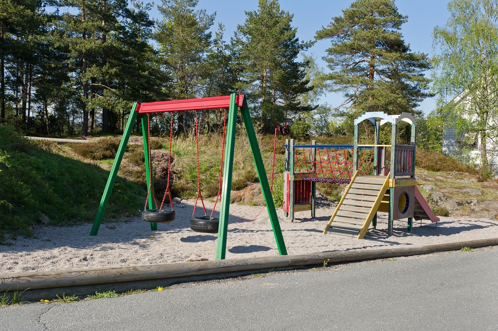 Hope Oppvekstsenter ligger ca en km unna. Her er det barnehage, aktivitetsskole samt barneskole. Det er også fotballbane, skatepark mm Galleribilde