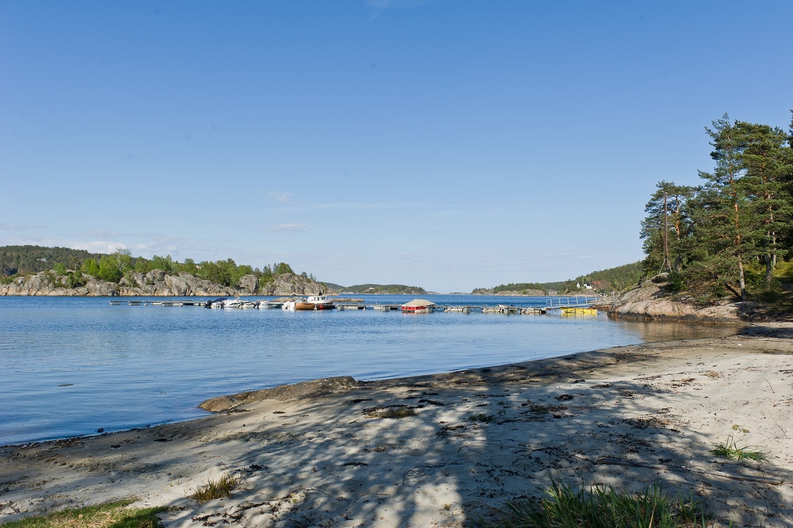 Ved fjorden nedenfor tomtene er det en veldig barnevennelig kommunal sandstrand. Her er det også griller, sittegrupper og toalett Galleribilde