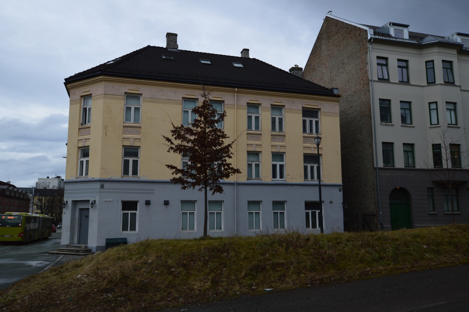 Fasade av Elgesetergate 47. Nært Gløshaugen og St. Olavs. Hospital. Galleribilde