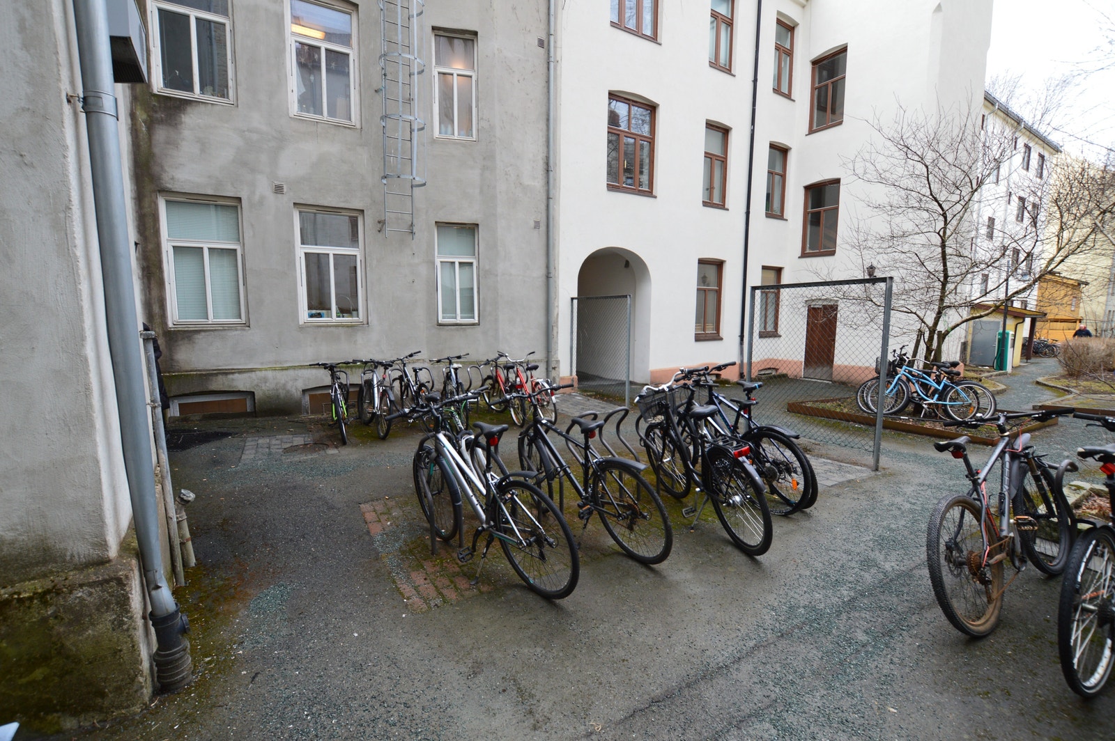 Sykkelparkering i bakgård Galleribilde