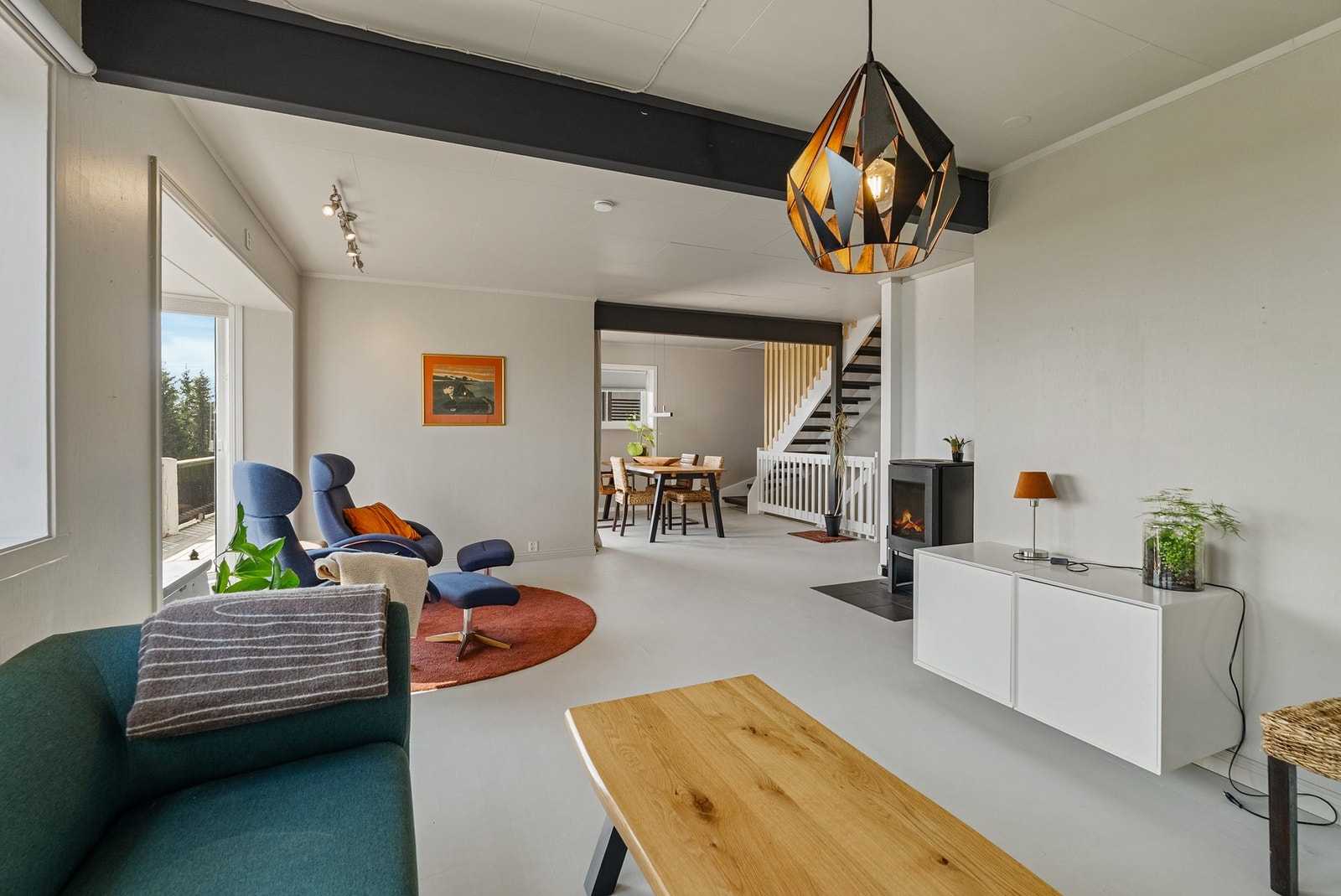 Det er vedovn som gir god varme på kalde dager. Galleribilde