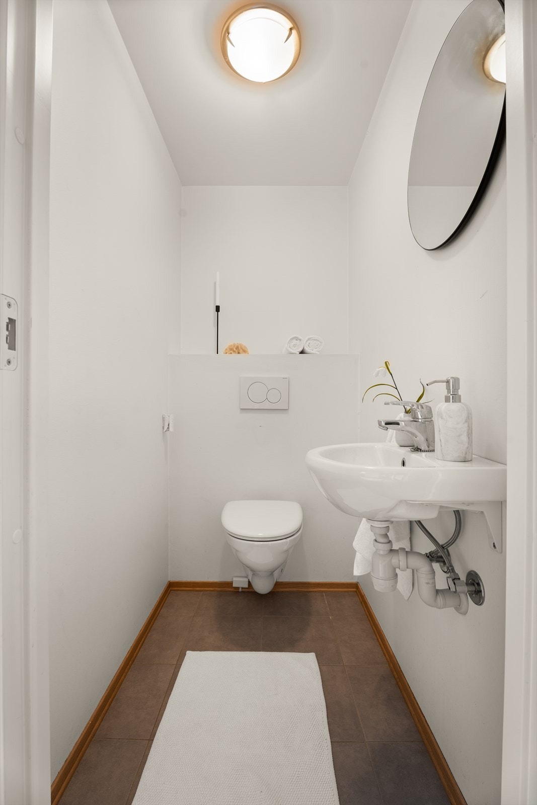 Ved gangen er det et gjestetoalett med vegghengt wc og servant. Galleribilde