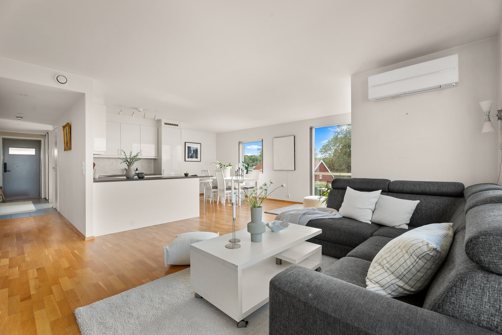 Stuens gode utforming og de tidløse fargevalgene på vegger legger et godt grunnlag for å innrede rommet etter eget ønske. Galleribilde