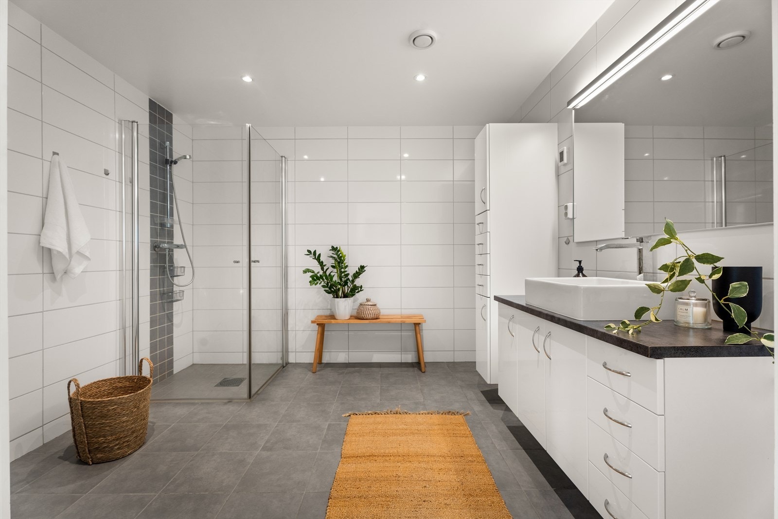 Leiligheten har et romslig og pent flislagt baderom med elektriske varmekabler i gulv og malt gips med spotter i himling. Galleribilde