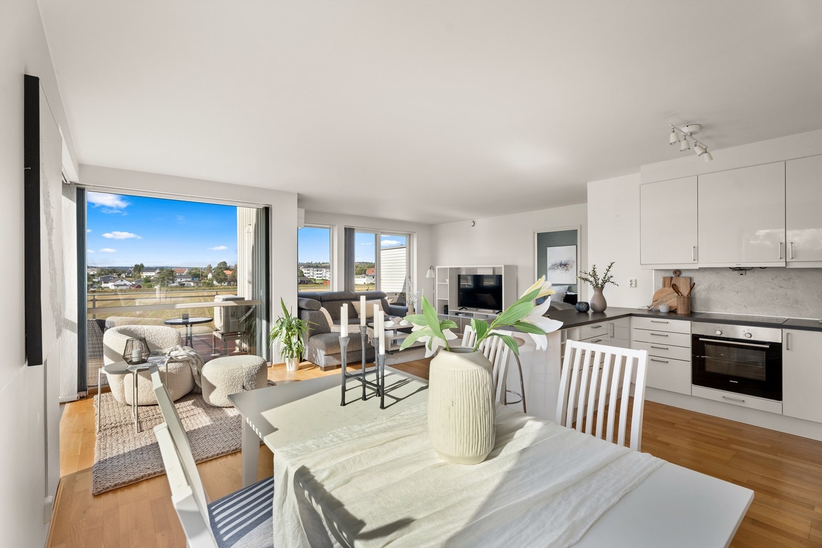 Spisebordet finner sin naturlige plassering ved kjøkkensonen. Galleribilde