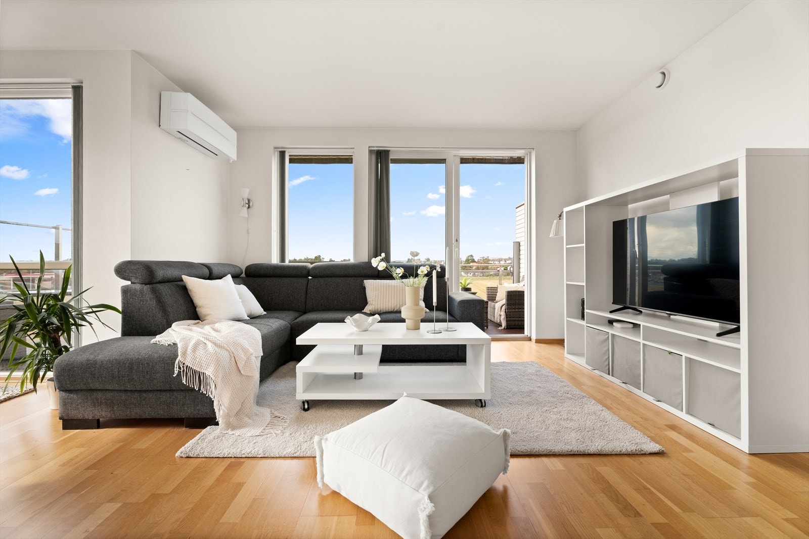 Leiligheten har en meget romslig stue med store glassflater omtrent fra gulv til tak som slipper inn rikelig med dagslys, og du kan nyte utsikten nesten uansett hvor i rommet du befinner deg. Galleribilde