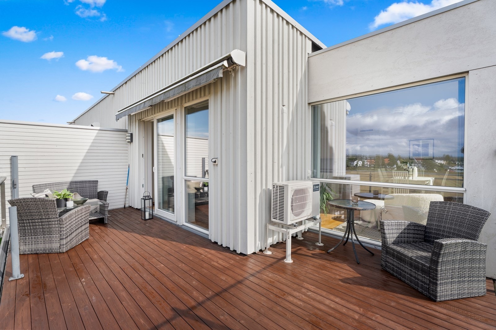 Tilgang fra stue til vestvendt terrasse på ca. 19 m². Galleribilde
