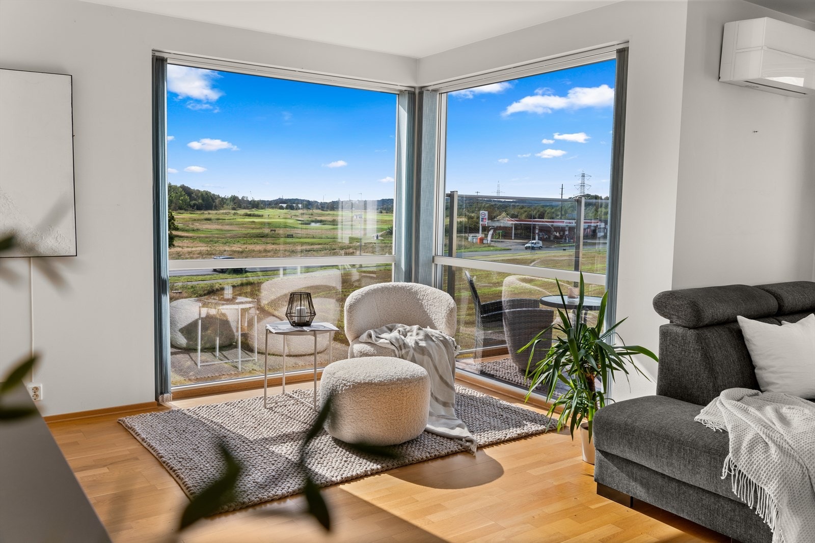 Stuen har store glassflater, lysmalte veggflater og pen parkett på gulv. Galleribilde