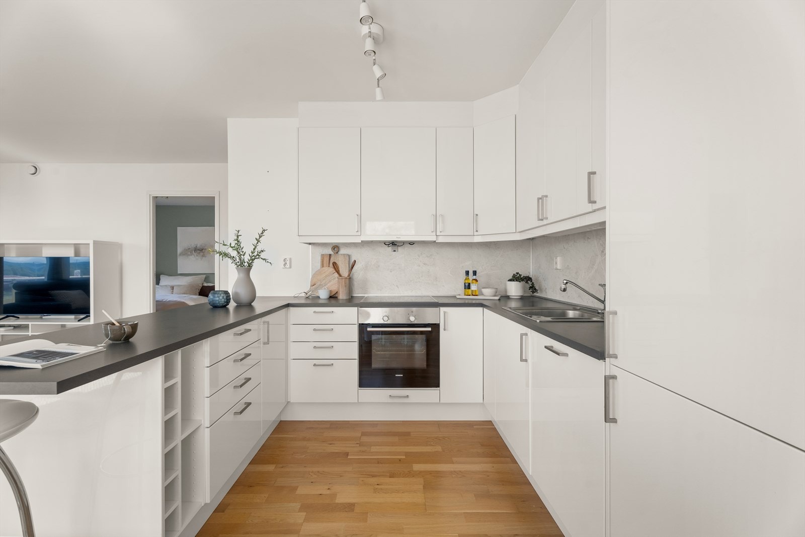 Kjøkkenet har integrert kjøl/fryseskap, oppvaskmaskin, komfyr og platetopp. Galleribilde