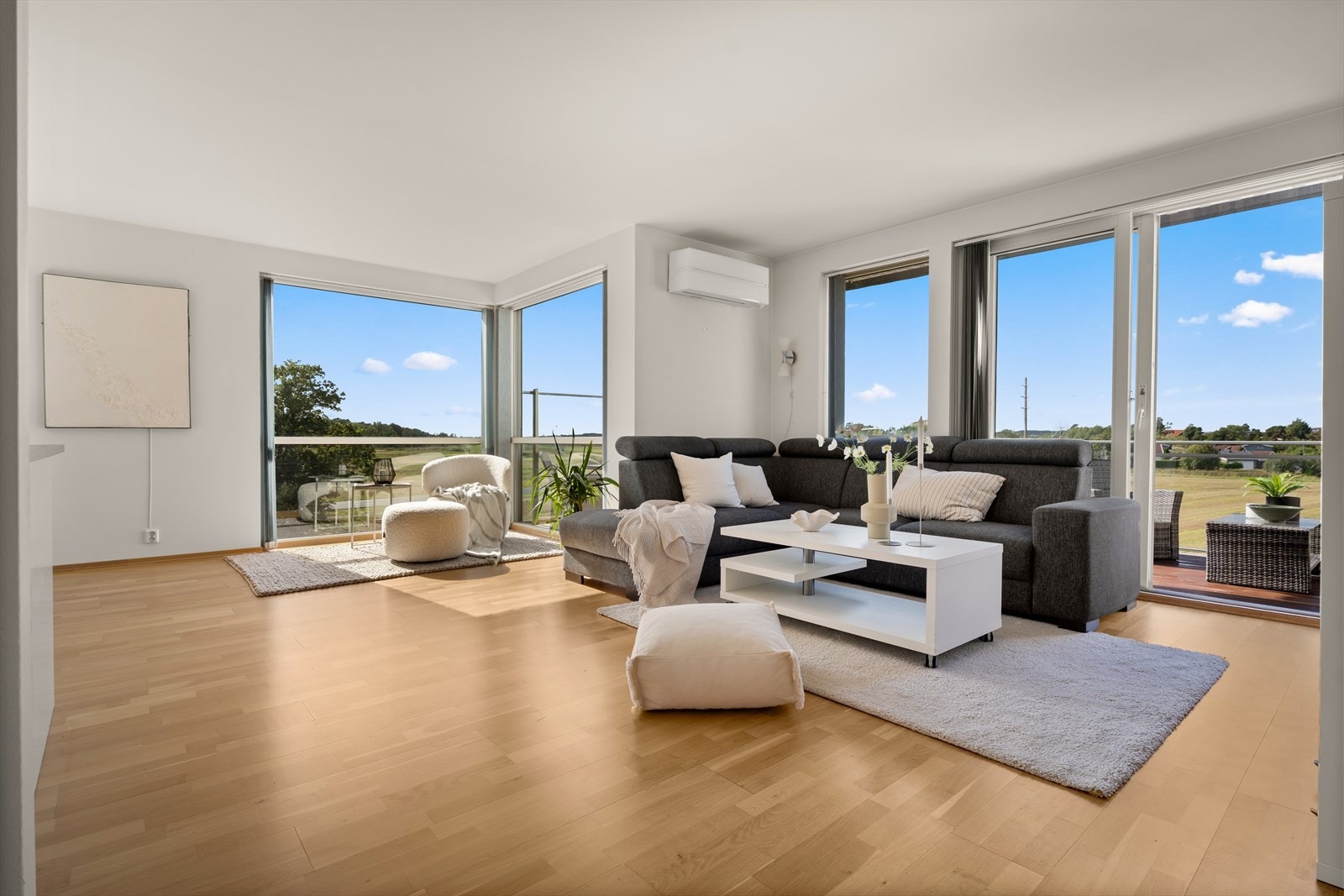 Meget flott og romslig selveier fra 2014 med solrik og vestvendt terrasse. 3 sov. Lekkert bad. Eget vaskerom. Carport. Galleribilde