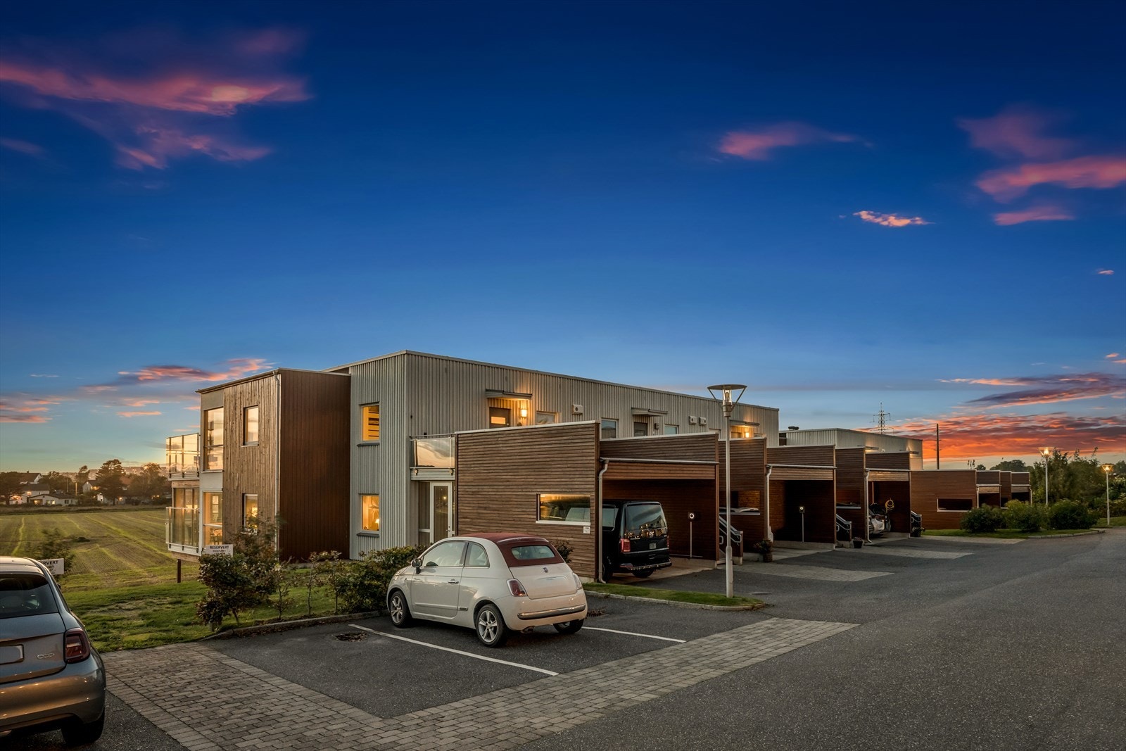 Carport med biloppstillingsplass foran. Elbillader. Galleribilde