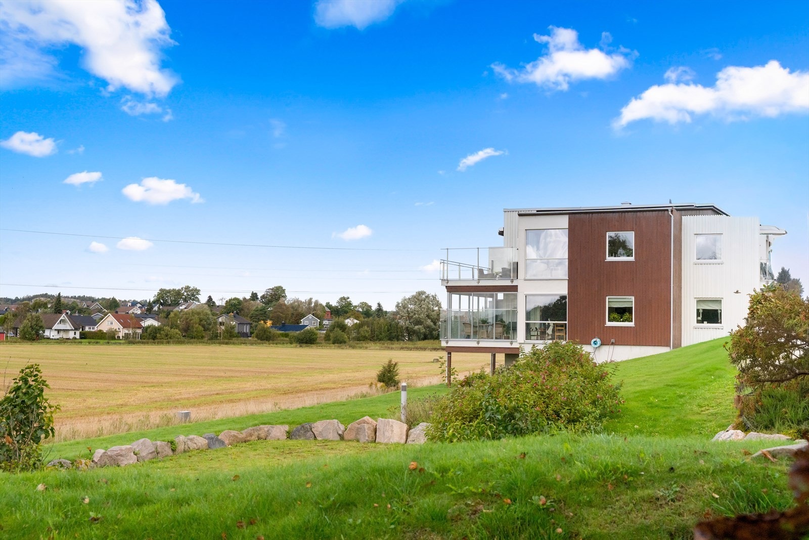 Eiendommen ligger fint til i naturskjønne og rolige omgivelser. Galleribilde