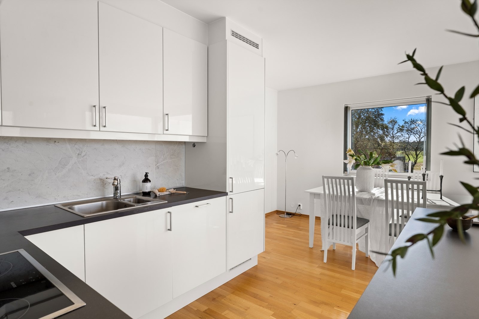 Kjøkkenet har rikelig med skap- og benkeplass. Galleribilde