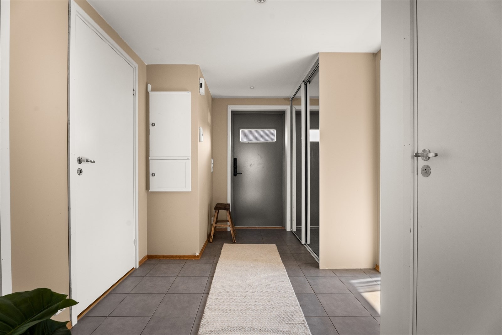 Inngangsdør med nøkkelfri lås. Velkommen inn! Galleribilde