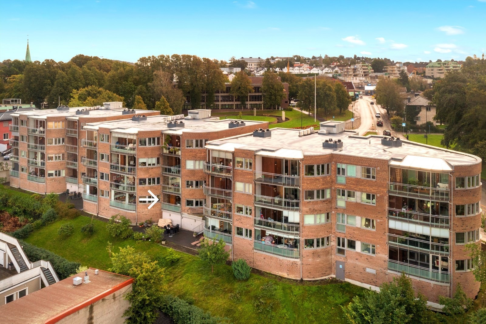 Her bor man i et veletablert og sentralt sameie med gangavstand til det meste av servicetilbud! Galleribilde