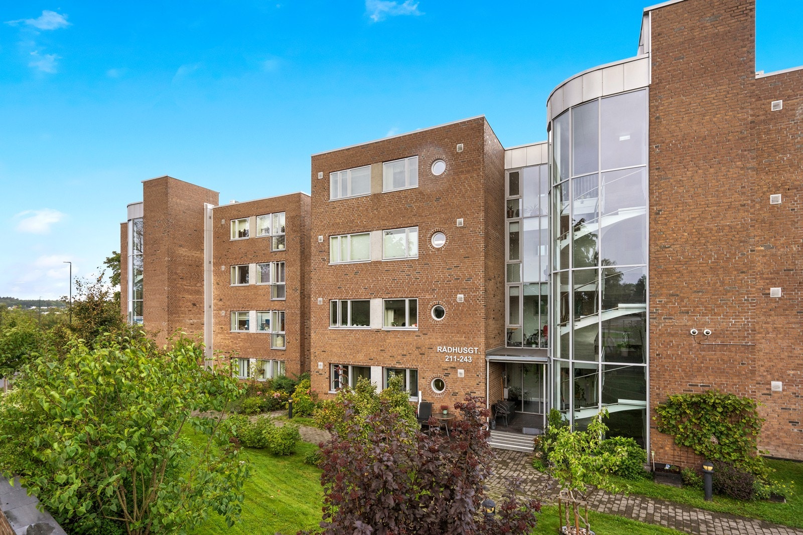 Meget sentral beliggenhet med kort gangavstand til sentrum og togstasjonen. Galleribilde