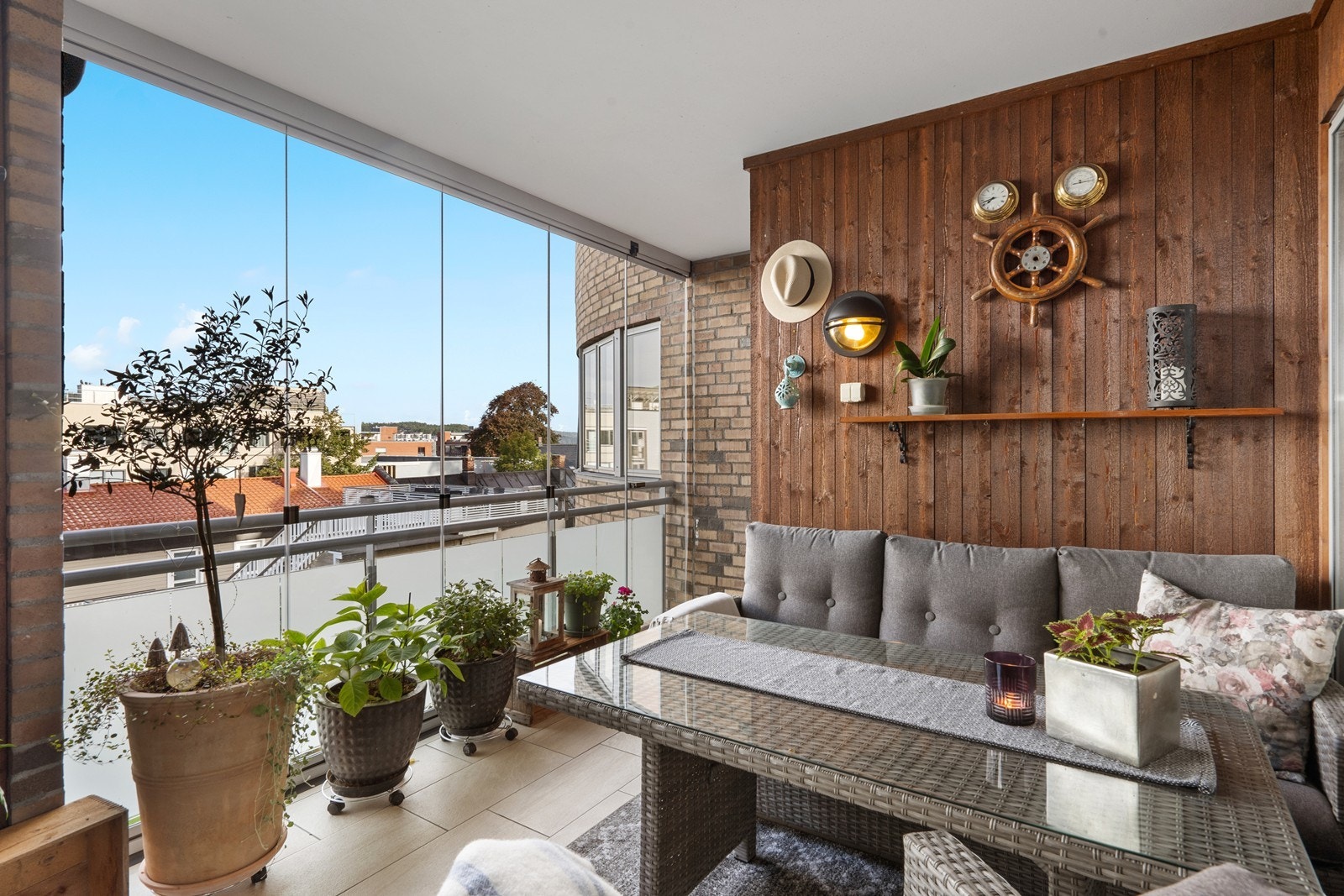 Balkongen er en fin forlengelse av stuen og kan benyttes hele året. Galleribilde