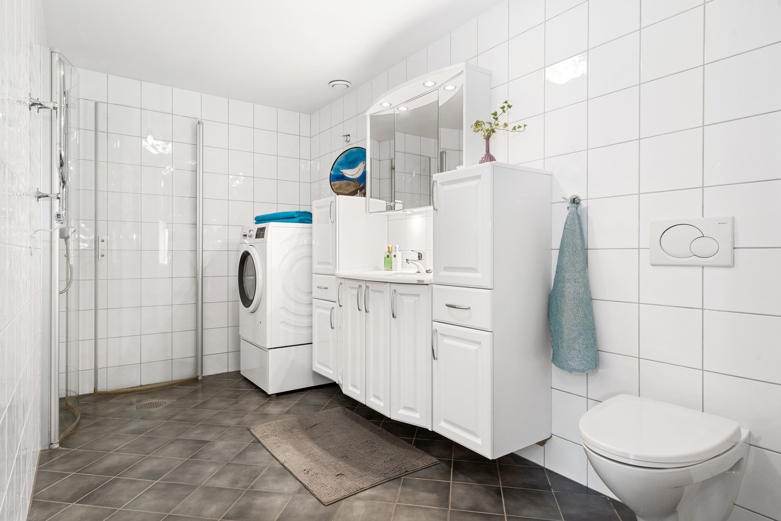 Flislagt bad/vaskerom fra byggeår. Galleribilde