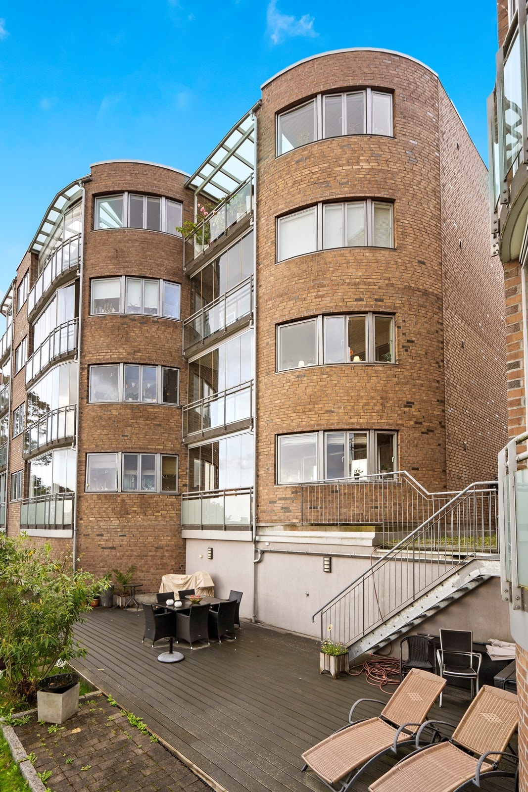 Det er pent opparbeidede fellesarealer i sameiet med utemøbler, solsenger og beplantning. Galleribilde