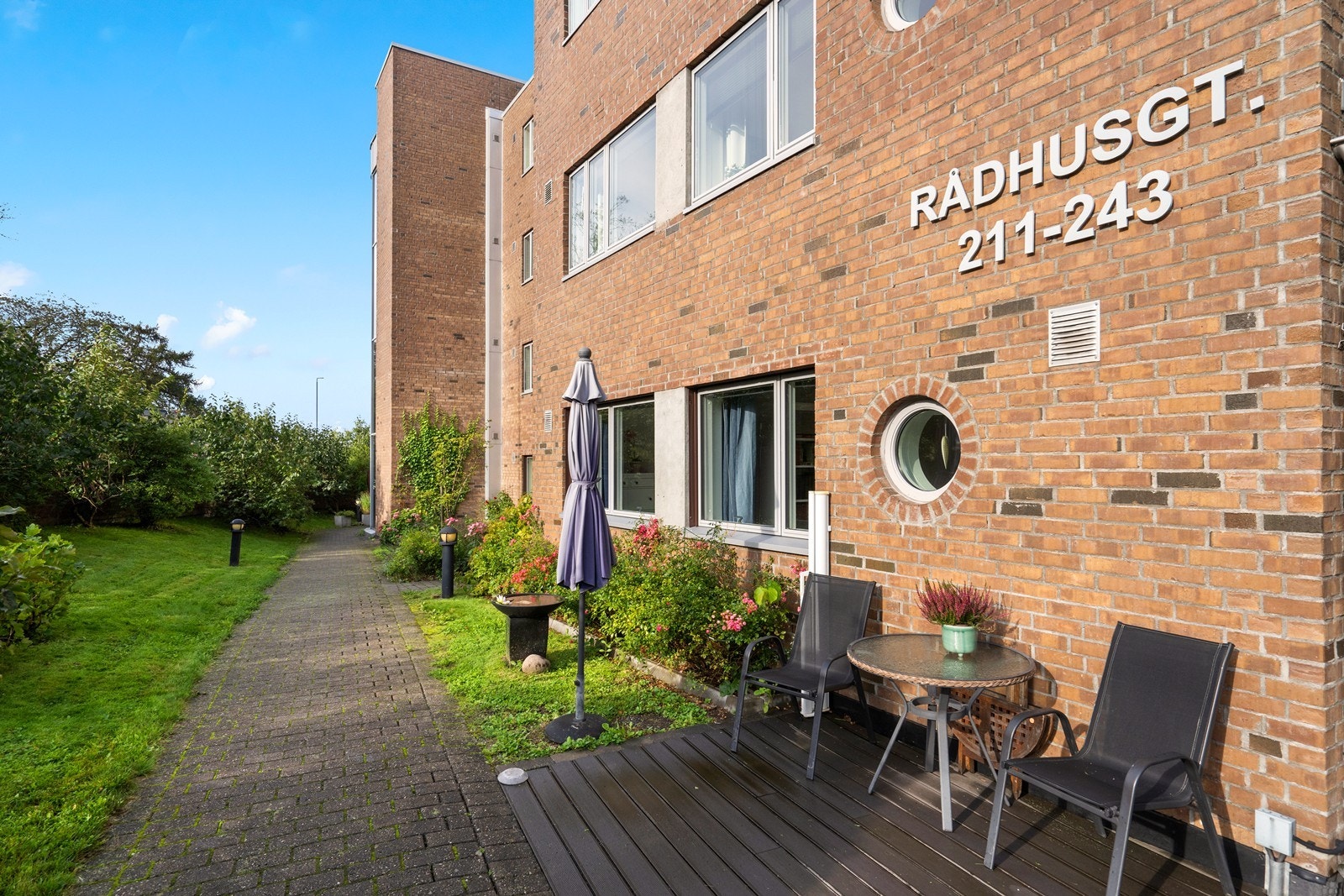 Selv om leiligheten ligger midt i byen, er det kort vei ut til flotte friarealer både på Jeløy, i Mossemarka og ved Vansjø. Galleribilde