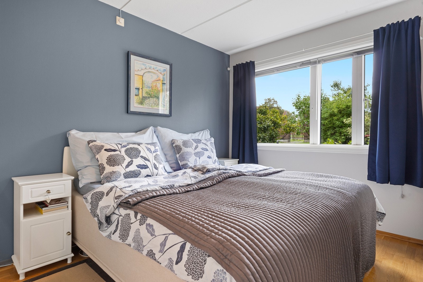 Boligen har to romslige soverom med plass til dobbelsenger. Galleribilde