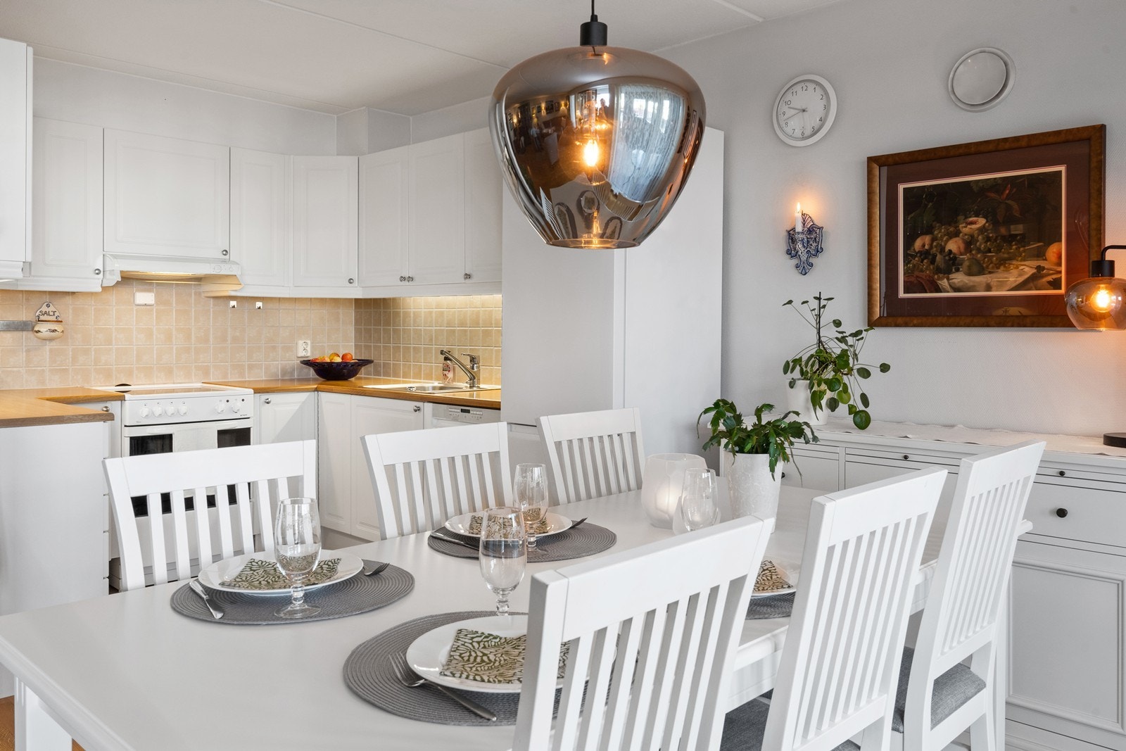 Innholdsrikt kjøkken med innredning fra byggeår. Galleribilde