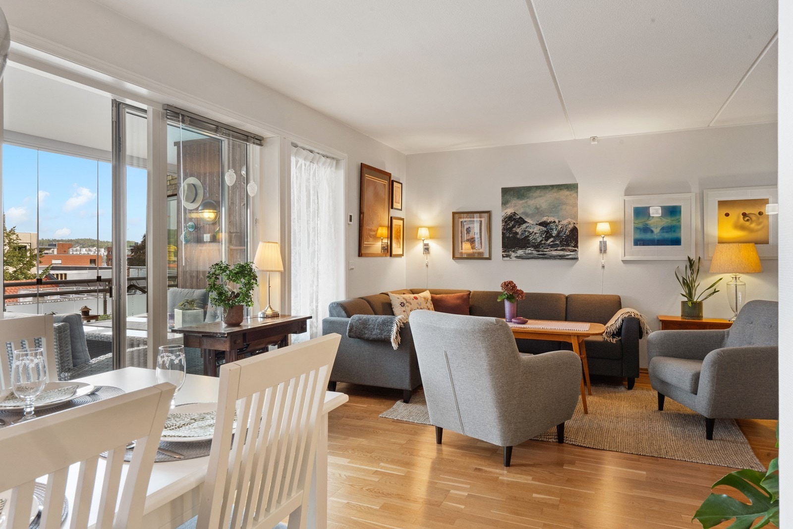 Luftig stue med plass til både salong og spisemøblement. Galleribilde