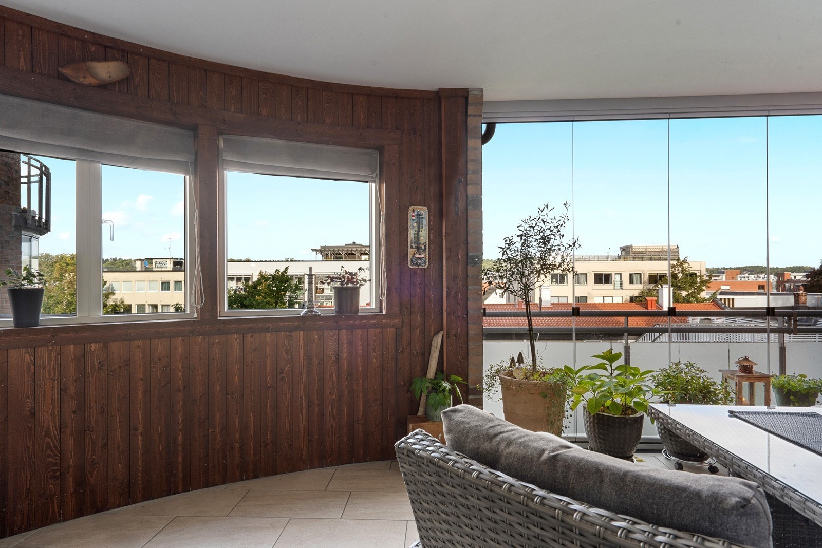 Fra stuen er det adkomst til flott innglasset balkong på 14 kvm + bod. Boden på balkongen er på 3 kvm. Galleribilde