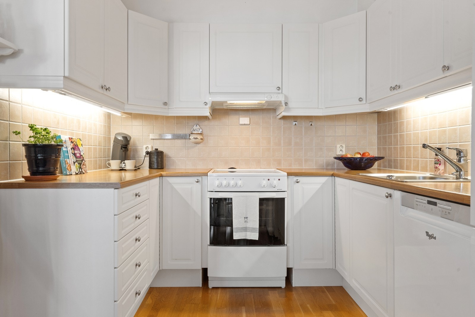 Kjøkkenet har profilerte fronter og laminat benkeplate. Galleribilde