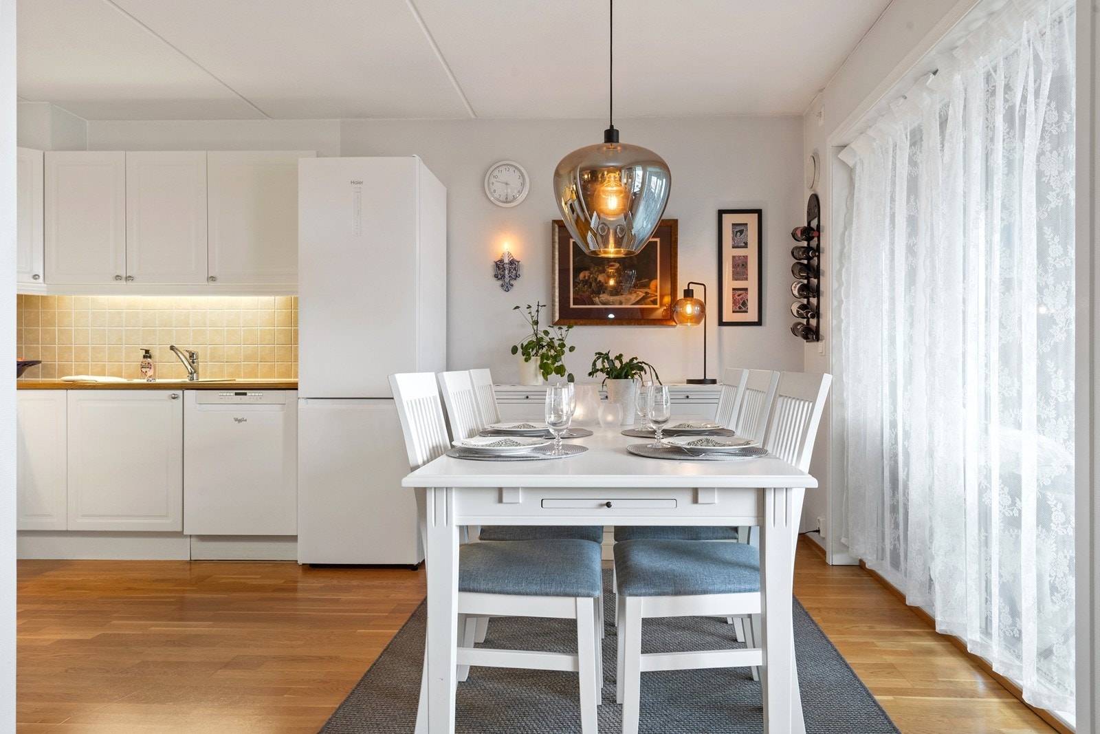 Kjøkkenet ligger i delvis åpen løsning med stuen, noe som skaper god kontakt mellom rommene. Galleribilde