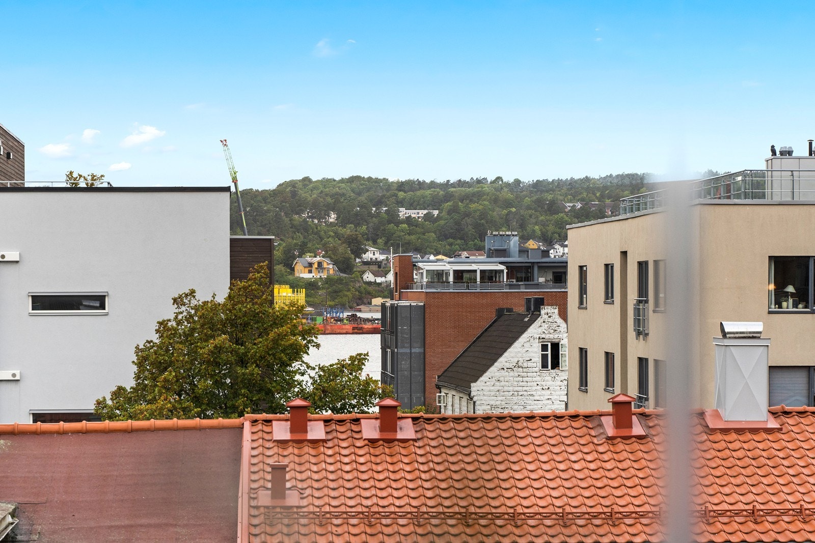 Fjordgløtt mellom bebyggelsen. Galleribilde